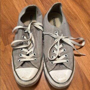 Gray low top converse
